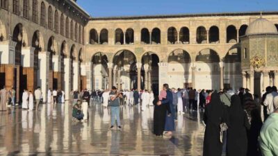 Şam’da binlerce Müslüman, tarihi Emevi Camii’nde omuz omuza saf tutarak
