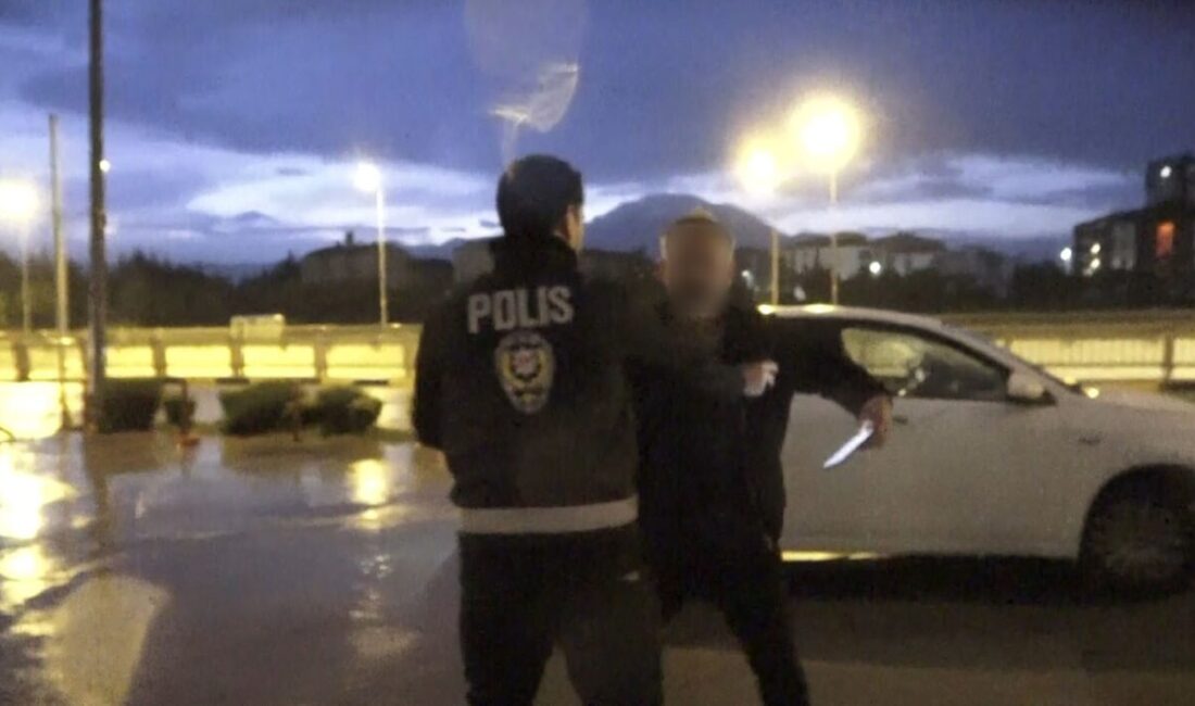 Isparta’da alkollü sürücü denetimine takılan bir kişi, alkolmetreye üflememek için