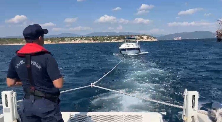 Aydın’ın Didim ilçesinde motor arızası nedeniyle sürüklenen ve içinde 4