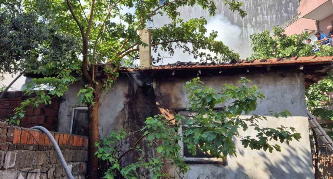Susurluk ilçesinde tek katlı bir evde başlayan ve ardından bitişiğindeki