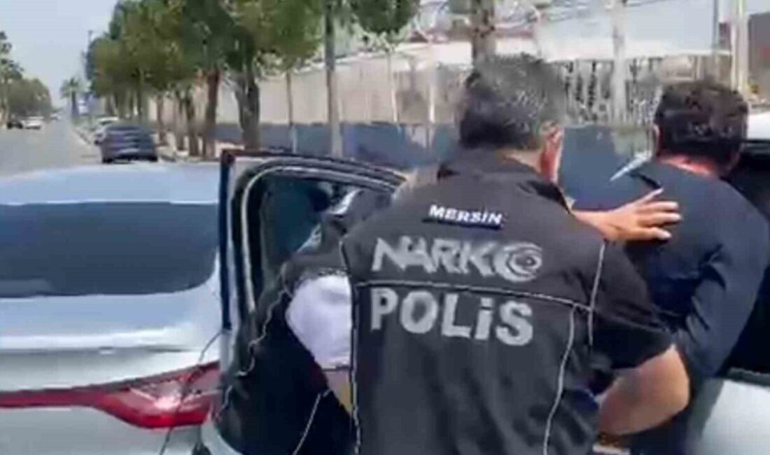 Mersin’de polis ekiplerinin teknik ve fiziki takibe aldığı bir araçta