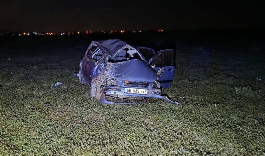 Afyonkarahisar’da meydana gelen bir trafik kazasında, bir otomobil kontrolden çıkarak