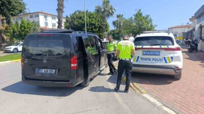 Manavgat ilçesinde, Kazakistan vatandaşı turistlerin ücret ödemeden aracına alan bir