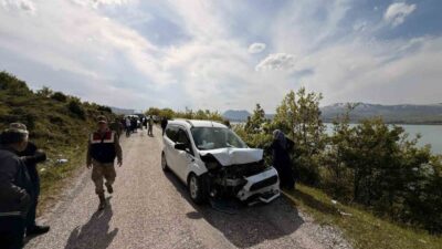 Bitlis’in Tatvan ilçesinde, otomobil ile kamyonetin çarpışması sonucunda 6 kişi