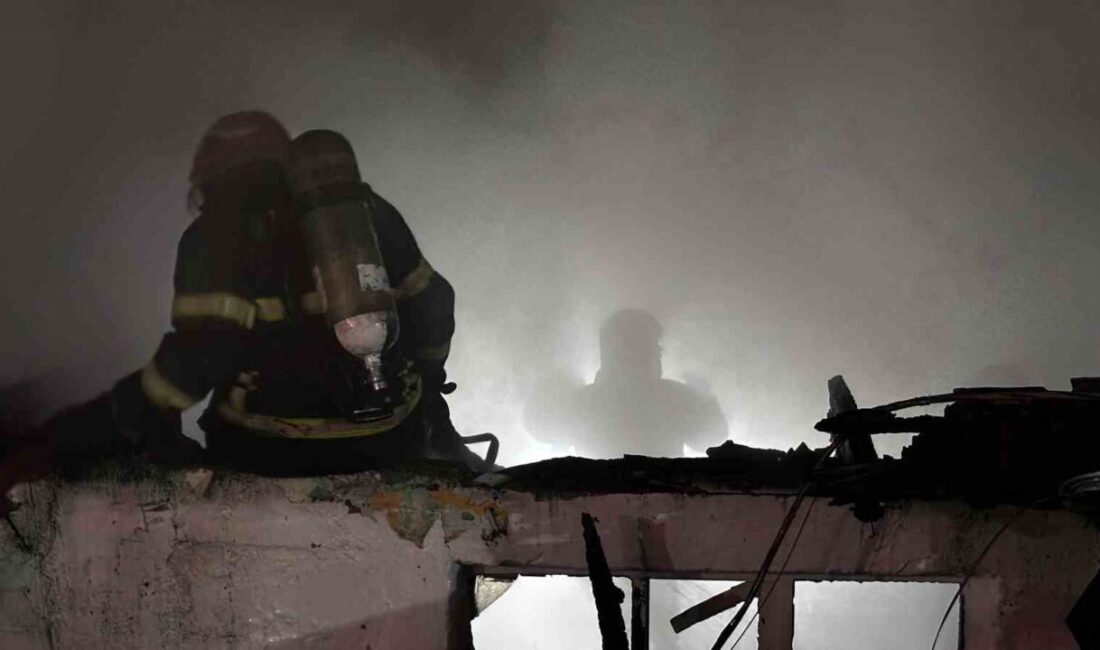 Sakarya’da gece geç saatlerde meydana gelen yangın, itfaiye ekiplerinin hızlı