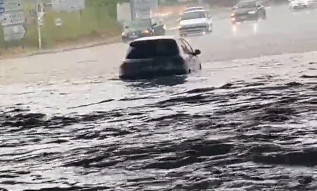 Tekirdağ’ın Süleymanpaşa ilçesinde meydana gelen yoğun sağanak yağış, yaklaşık 10