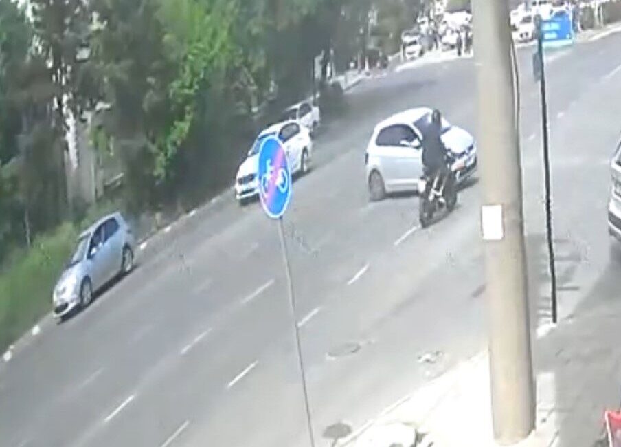 Çorlu ilçesinde meydana gelen bir trafik kazasında otomobil ile motosikletin