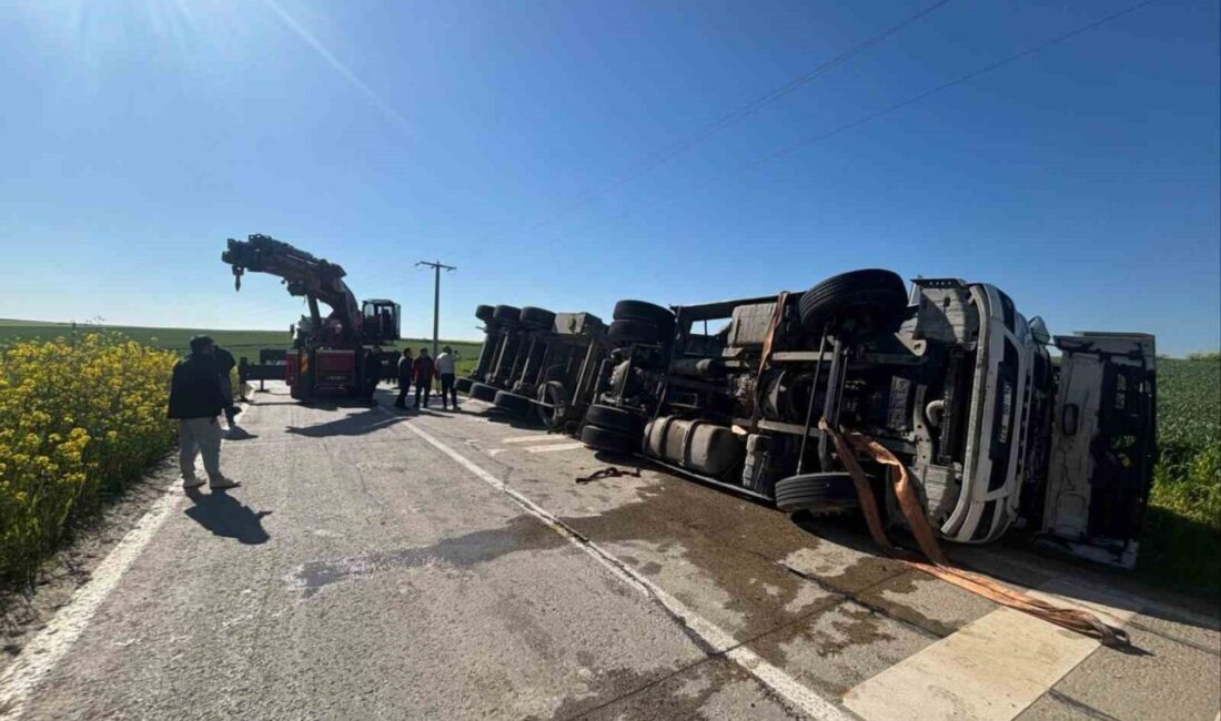 Çorlu ilçesinde meydana gelen trafik kazasında, kontrolü kaybeden bir tır