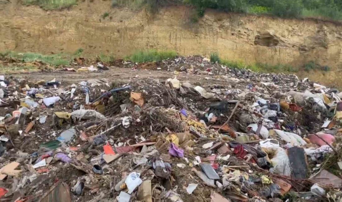 Karacakılavuz Mahallesi’nde, dere yatağı ve tarım arazilerinin yakınlarına çöp döküldüğü