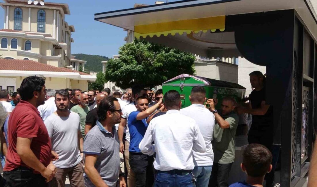 TEM Otoyolu’nun Kocaeli kesiminde, yakıtı tükenen bir otomobile yardım etmeye