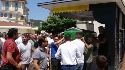TEM Otoyolu’nun Kocaeli kesiminde, yakıtı tükenen bir otomobile yardım etmeye
