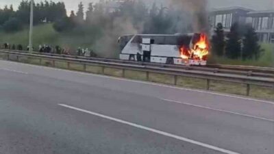 TEM Otoyolu’nda Kocaeli geçişinde seyir halindeki bir şehirlerarası yolcu otobüsü
