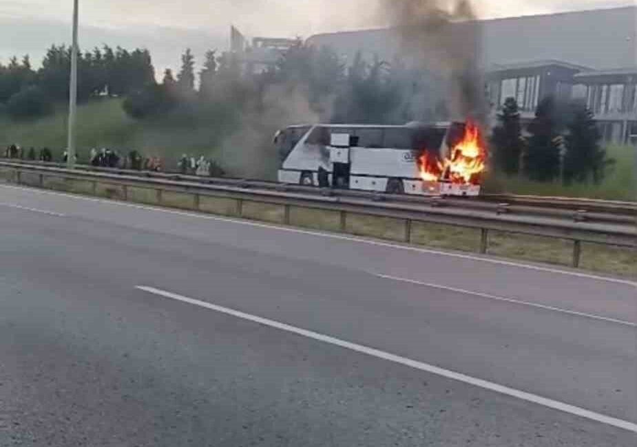 TEM Otoyolu’nda Kocaeli geçişinde seyir halindeki bir şehirlerarası yolcu otobüsü