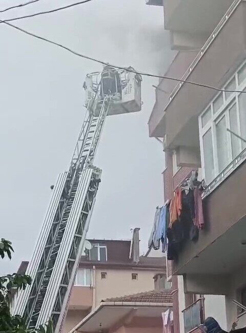 Kocaeli’nin Gebze ilçesinde 5 katlı bir binanın teras katında çıkan