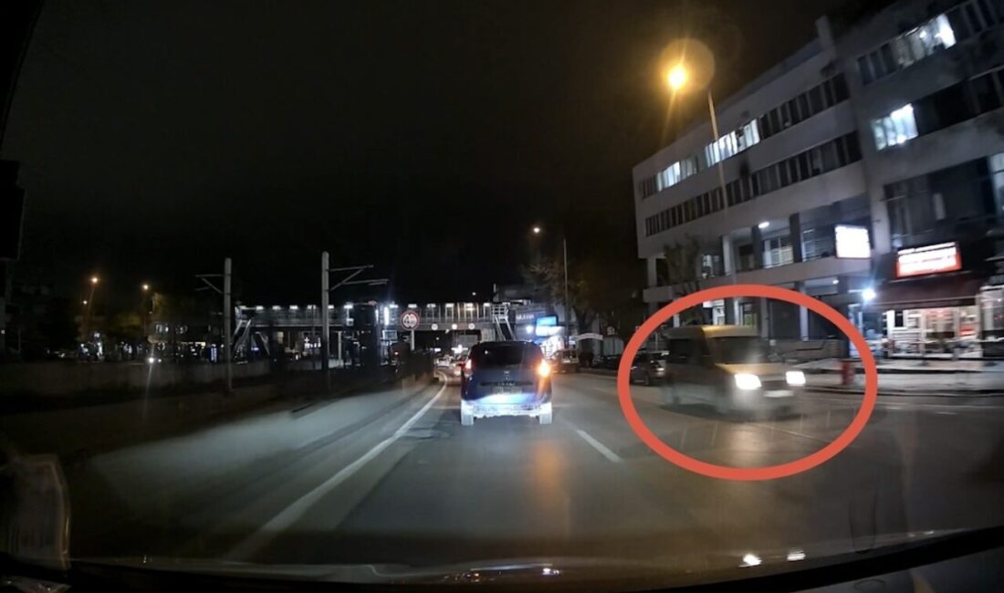 Bursa’da bir hafif ticari aracın ters şeride girmesi anbean araç