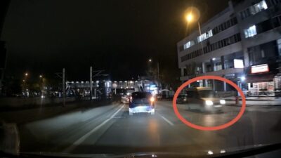 Bursa’da bir hafif ticari aracın ters şeride girmesi anbean araç