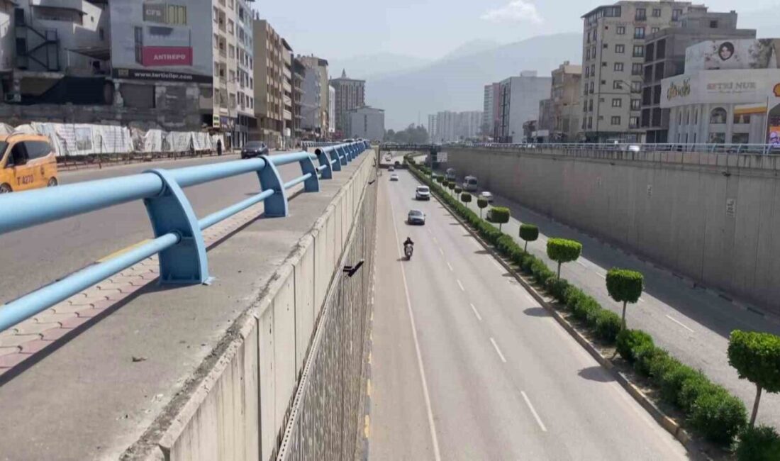 Hatay’da bir kadın sürücü, ters yönde ilerleyerek diğer sürücüler tarafından