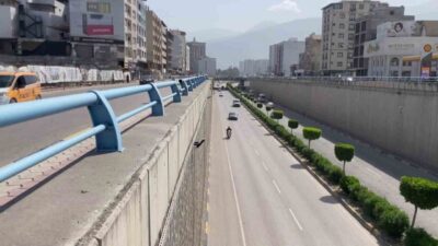 Hatay’da bir kadın sürücü, ters yönde ilerleyerek diğer sürücüler tarafından