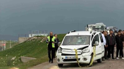 Kangal ilçesinde meydana gelen bir trafik kazasında, bir aracın koyun