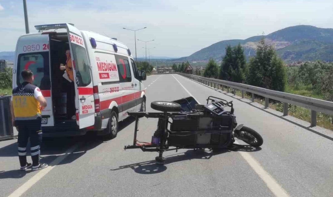 Manisa’nın Kırkağaç ilçesinde tır ile üç tekerlekli elektrikli motosikletin çarpışması