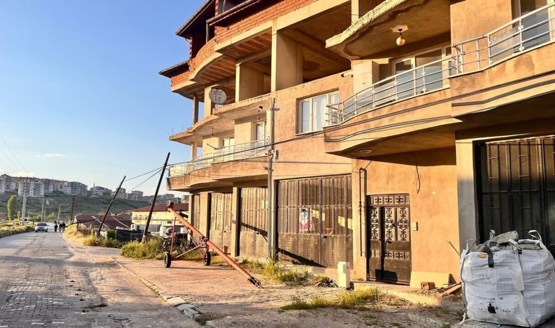 Kula ilçesinde seyir halindeki bir tır, kablolara takılarak sokak üzerinde