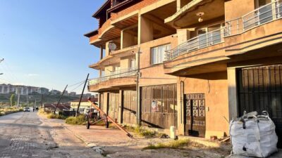 Kula ilçesinde seyir halindeki bir tır, kablolara takılarak sokak üzerinde