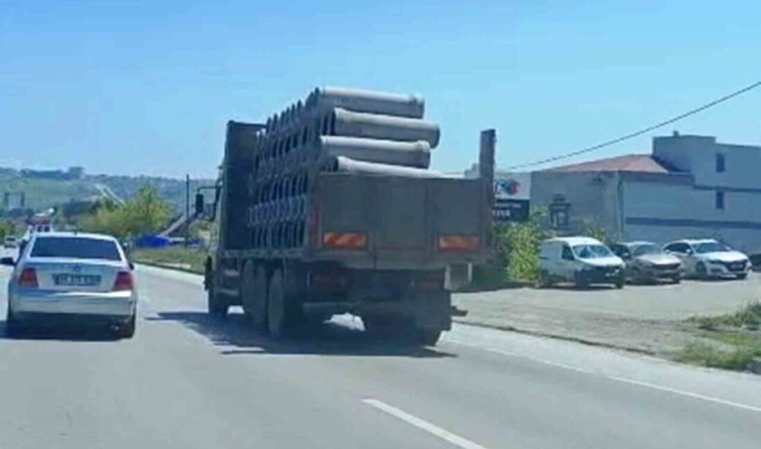 Samsun’da bir tırın, yeterli güvenlik tedbirleri alınmadan beton borular taşıması