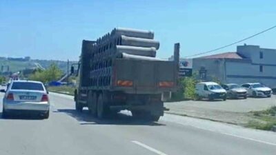 Samsun’da bir tırın, yeterli güvenlik tedbirleri alınmadan beton borular taşıması