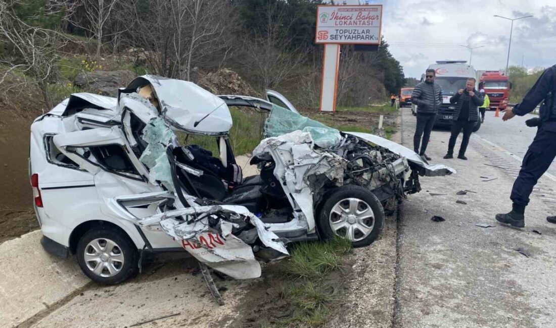 Çorum’da meydana gelen bir kazada, hafif ticari aracın önündeki tıra