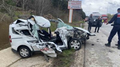 Çorum’da meydana gelen bir kazada, hafif ticari aracın önündeki tıra