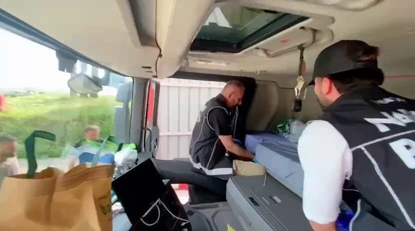 Hatay ilinde durdurulan bir tırın içinde, yatağın altındaki bölmeden 12