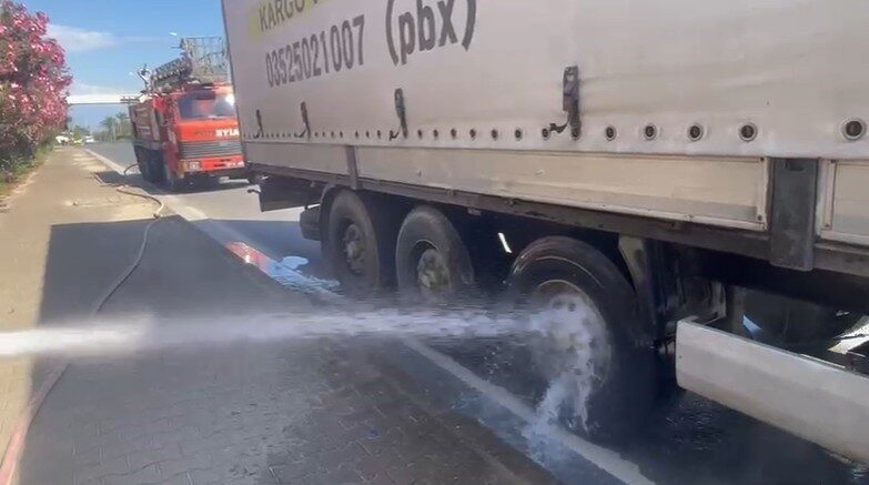 Alanya ilçesinde seyir halindeki bir tırda çıkan yangın sürücü tarafından