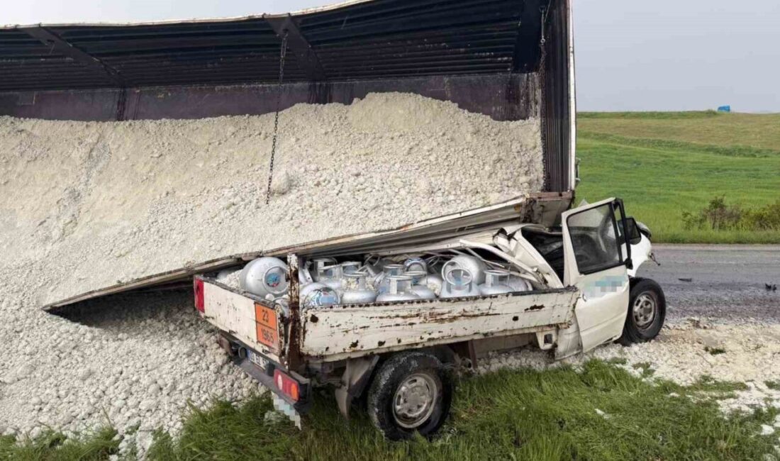Afyonkarahisar’da, Çıkrık beldesi yakınlarında meydana gelen trafik kazasında kum yüklü
