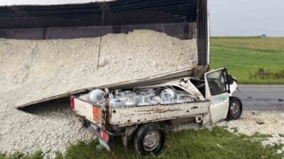 Afyonkarahisar’da, Çıkrık beldesi yakınlarında meydana gelen trafik kazasında kum yüklü