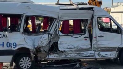Kocaeli’nin Çayırova ilçesinde, bir tırın işçi servisi ile çarpışması sonucunda