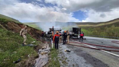 Bitlis’in Tatvan ilçesinde meydana gelen trafik kazasında, iki tırın çarpışması