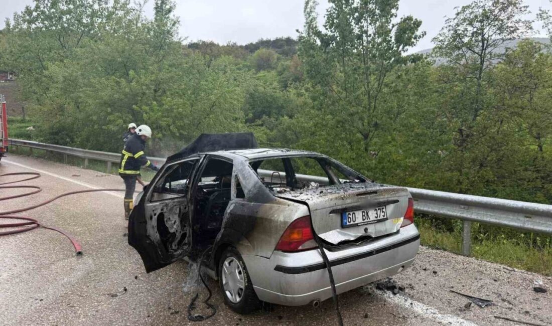 Almus ilçesinde seyir halindeyken alev alan bir araç, kısa sürede