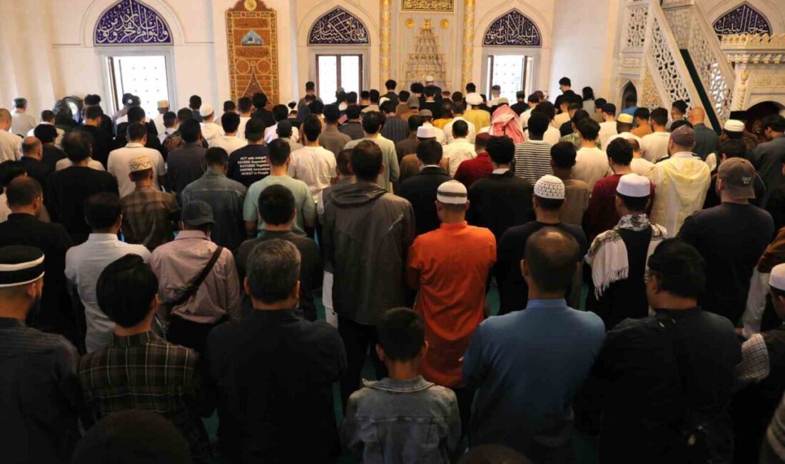 Tokyo ve çevresinde yaşayan Müslümanlar, Kurban Bayramı’nı Tokyo Camii’nde coşkuyla