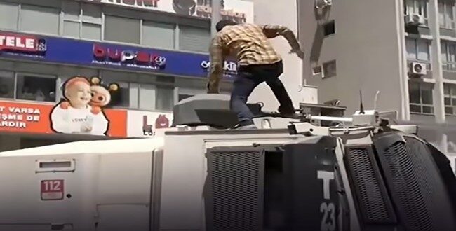 İzmir’de, Millet İttifakı’na mensup siyasetçi Özgür Özel’in katılımı ile düzenlenmesi