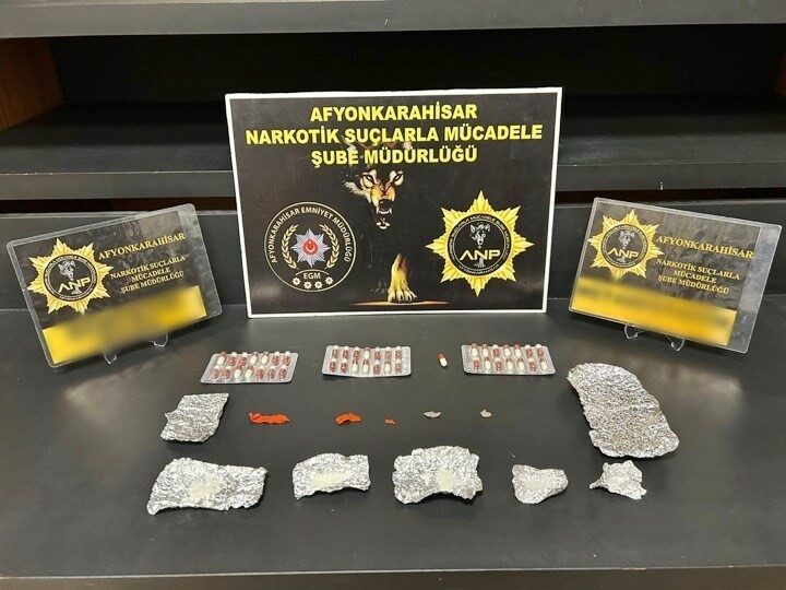 Afyonkarahisar’da düzenlenen operasyonda “torbacı” olarak bilinen uyuşturucu satıcılarına yönelik yapılan