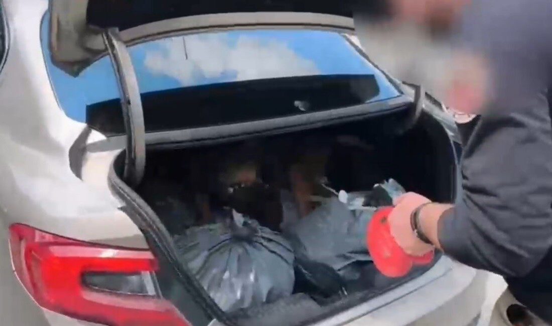 Sakarya’da gerçekleştirilen bir uyuşturucu operasyonunda durdurulan iki araçta yaklaşık 3