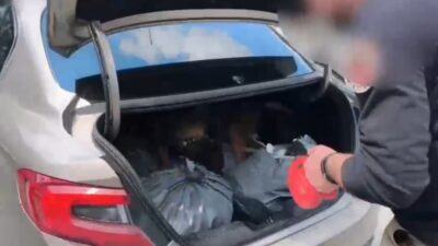 Sakarya’da gerçekleştirilen bir uyuşturucu operasyonunda durdurulan iki araçta yaklaşık 3