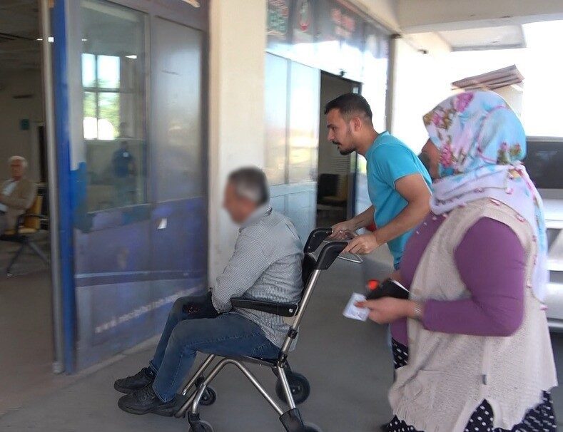 Kahramanmaraş’ta kurban kesimi sırasında yaralanan vatandaşlar, hastanelere akın etti. Vatandaşlardan