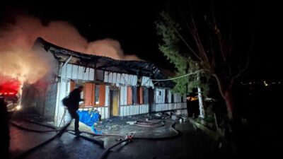 Trabzon’un Hayrat ilçesinde bir evde çıkan yangında, dumandan etkilenerek yaşamını