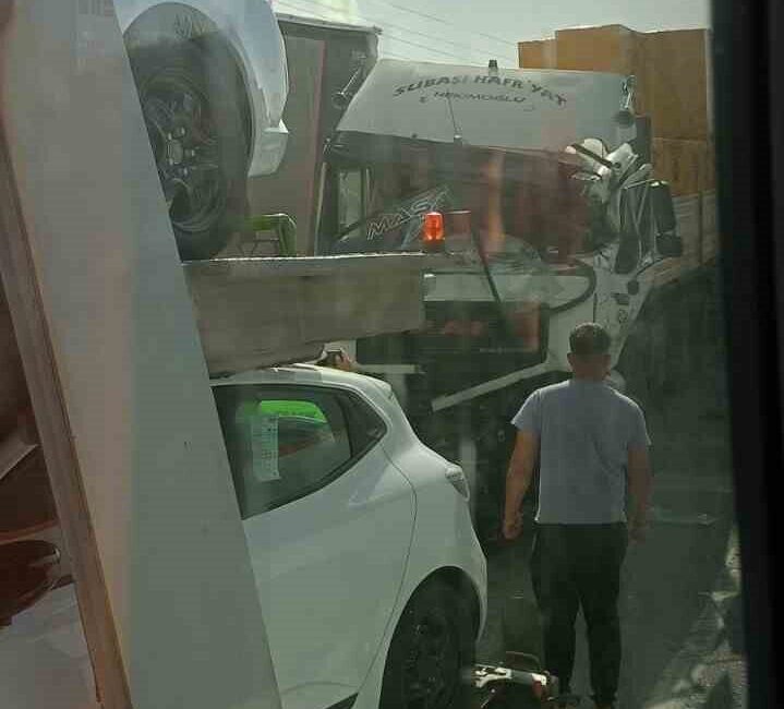 Eskişehir’de meydana gelen trafik kazasında, otomobil yüklü bir tıra arkadan