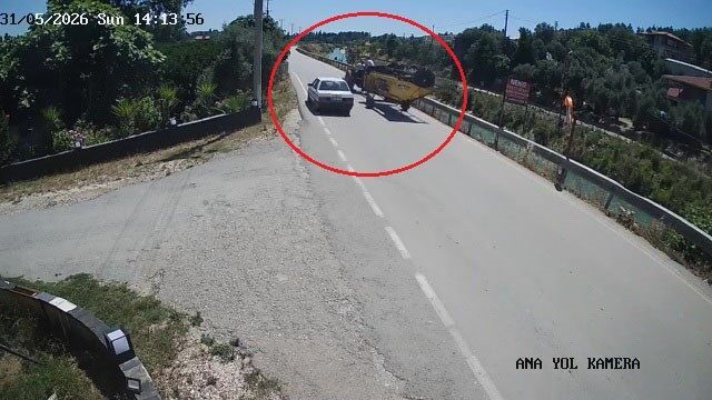 Antalya’nın Serik ilçesinde meydana gelen trafik kazasında otomobil ile iki