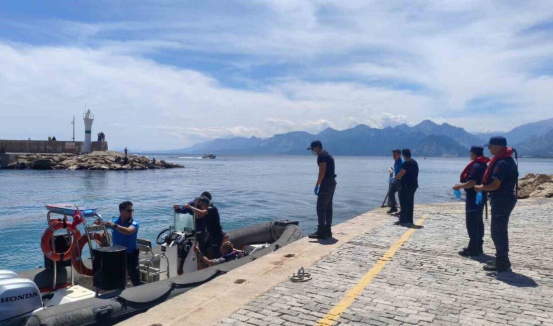 Antalya’ya tatil yapmaya gelen yabancı bir turist, bindiği tur teknesinde