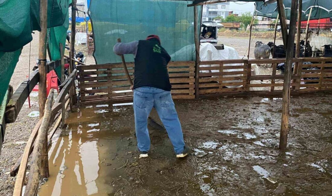 Turgutlu ilçesinde etkili olan şiddetli yağışlar, yolların göle dönmesine ve