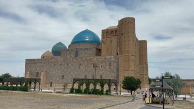 Kazakistan’ın Türkistan şehrinde bulunan Hoca Ahmet Yesevi Türbesi, Türk dünyasının
