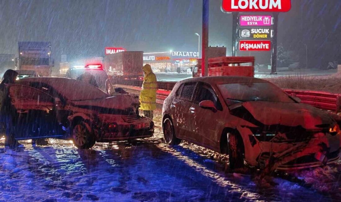 Afyonkarahisar’da meydana gelen zincirleme trafik kazasında 3 aracın karlı yolda